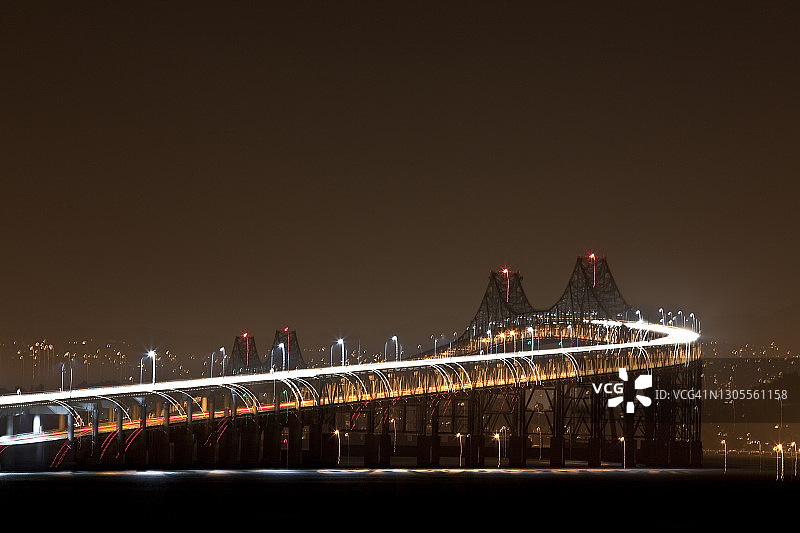 夜间的圣拉斐尔/里士满大桥图片素材