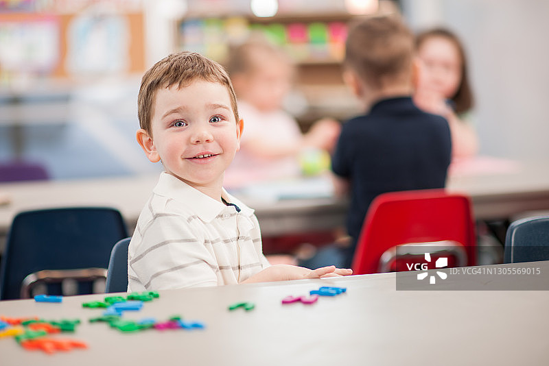 微笑的幼儿园男孩照片图片素材