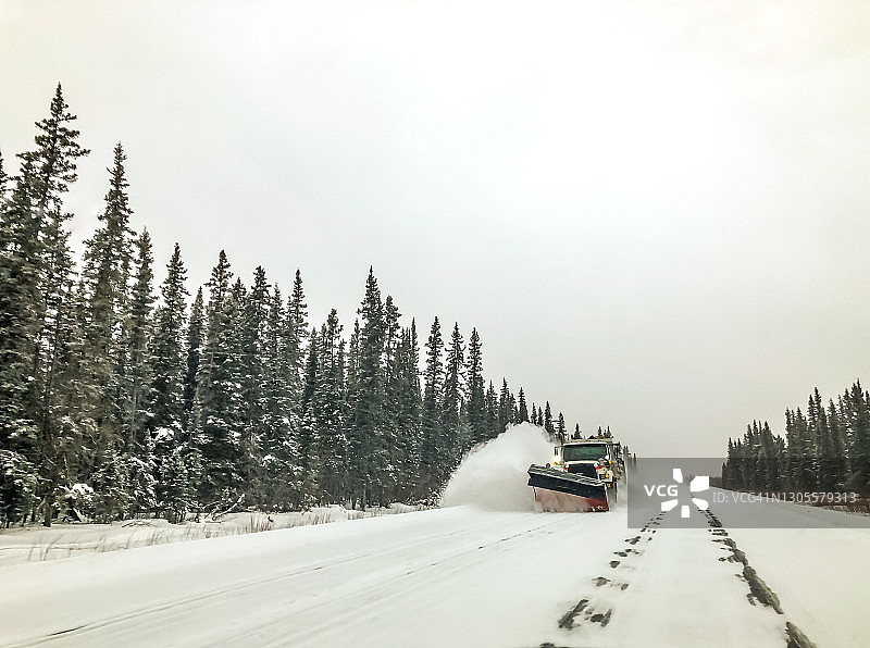 阿拉斯加冬季道路上的扫雪机图片素材