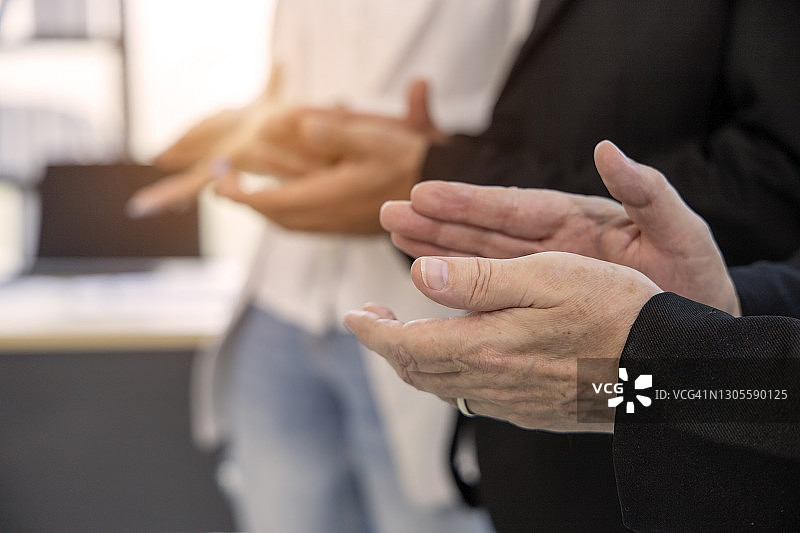 商业成功概念：商务人士鼓掌祝贺同事图片素材