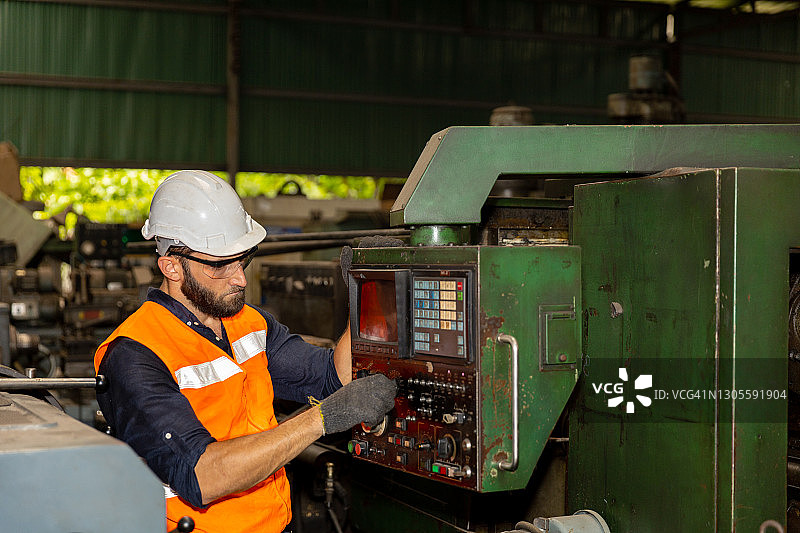 在系统操作中戴安全帽的男机械工程师、主管或工厂工人图片素材