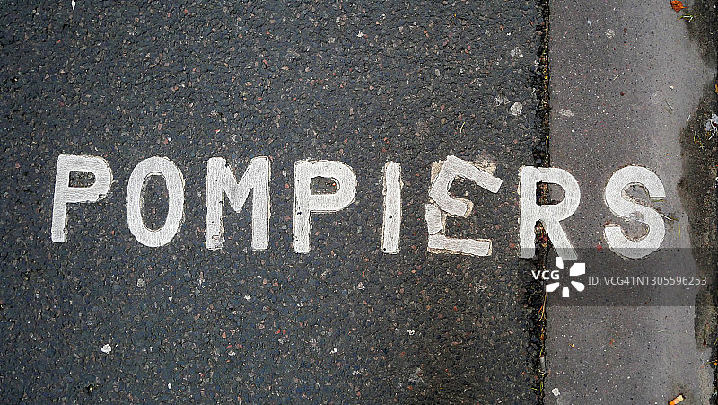 巴黎沥青路面上消防员专用道路标线图片素材