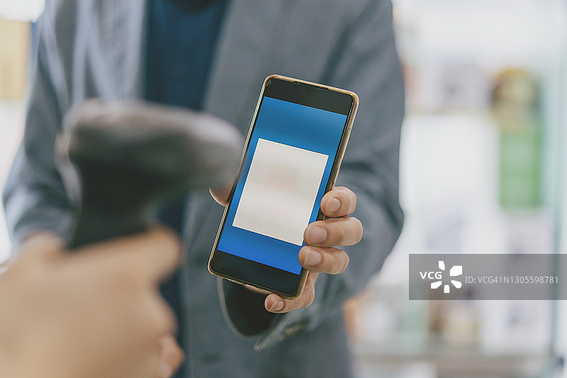 在购物中心使用手机支付图片素材