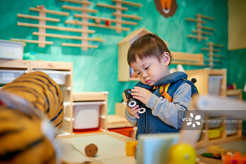 玩玩具车的男婴图片素材