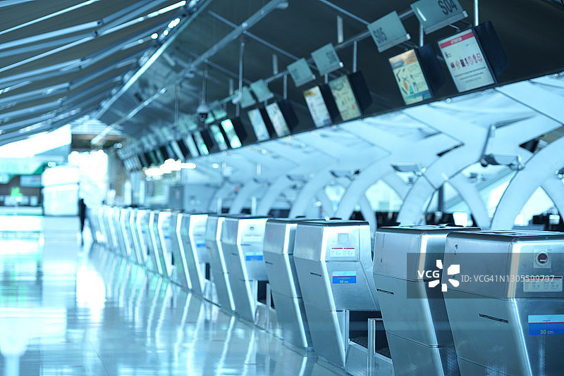 机场办理登机柜台图片素材