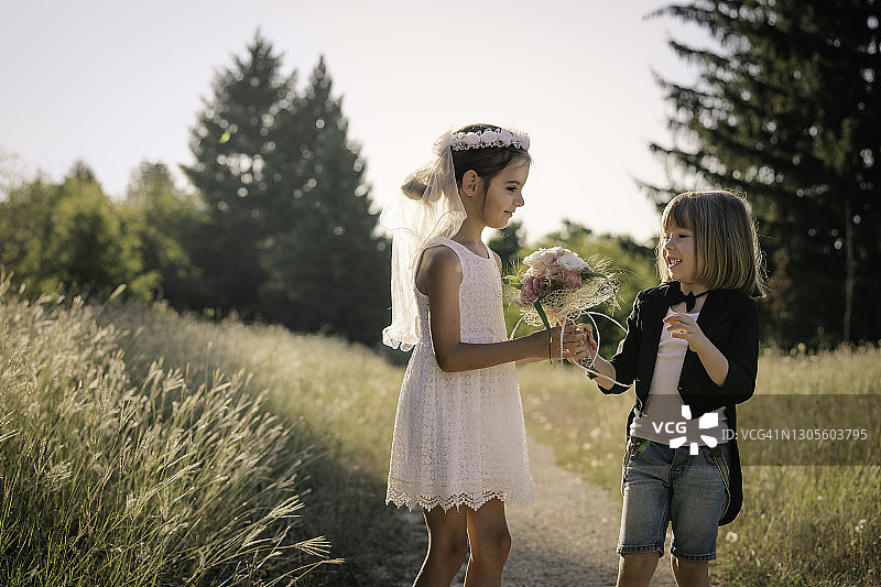 可爱的小新娘和小新郎图片素材