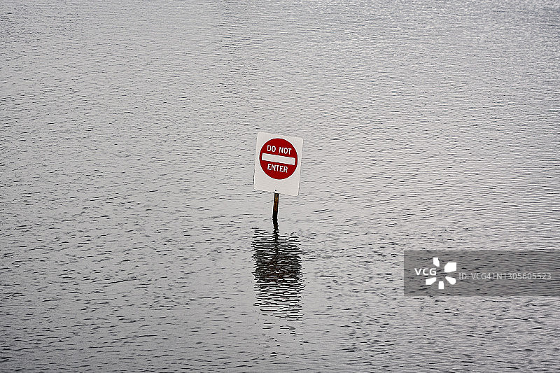 梅里特湖的“禁止进入”标志图片素材