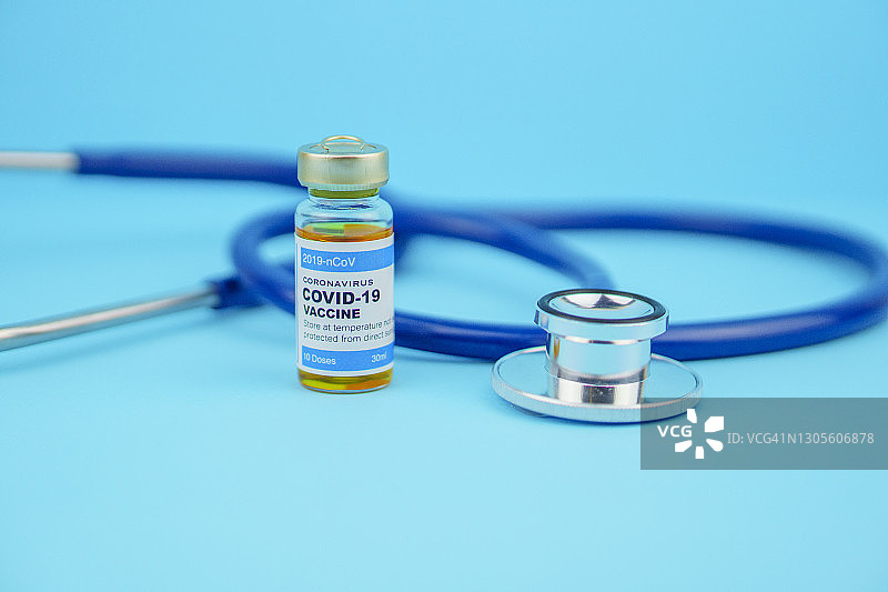 带有抗COVID-19疫苗的听诊器数字图像图片素材