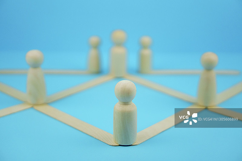 木制人像的互连概念，领导力和激励概念图片素材