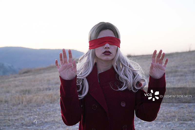 年轻女人戴红色眼罩图片素材