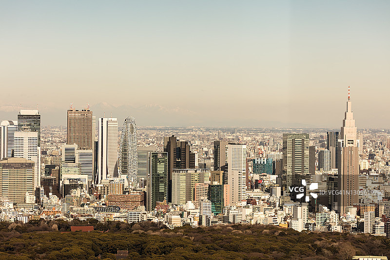 东京城市与新宿摩天大楼的航拍景色图片素材