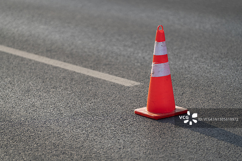 沥青路面上的交通锥警示标志图片素材