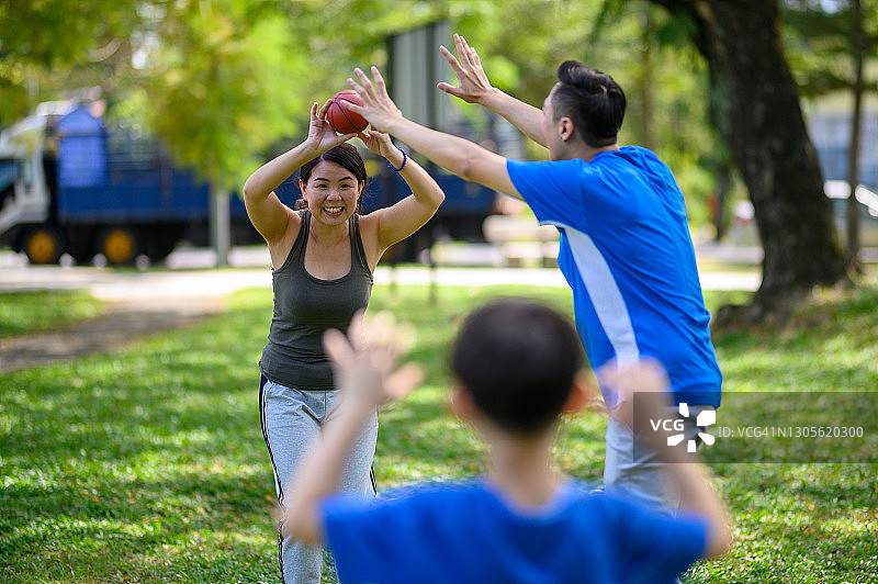 幸福的一家人在公园里玩球图片素材