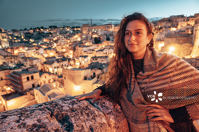 马泰拉城市夜景旅游人像图片素材