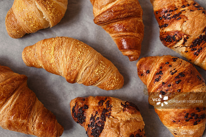 新鲜出炉的自制牛角面包图片素材