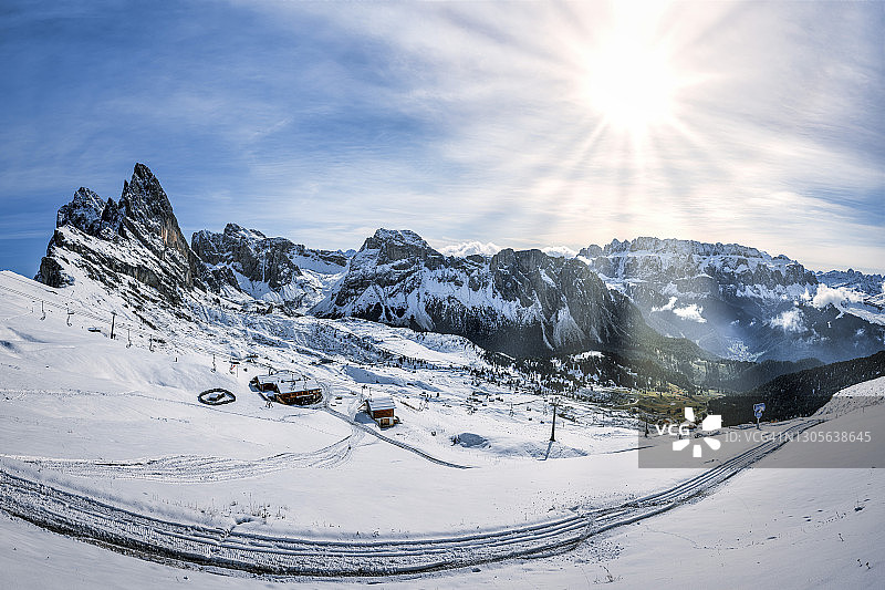 意大利南蒂罗尔加尔代纳山谷Alpe di Siusi高原Seceda滑雪区景观，可欣赏Odle、Stevia和Sella山群图片素材