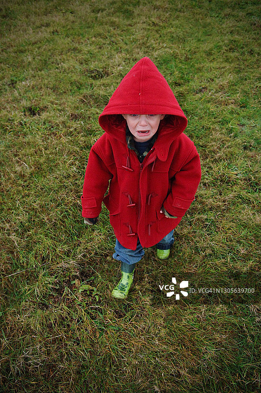 小男孩在乡村散步时哭泣图片素材