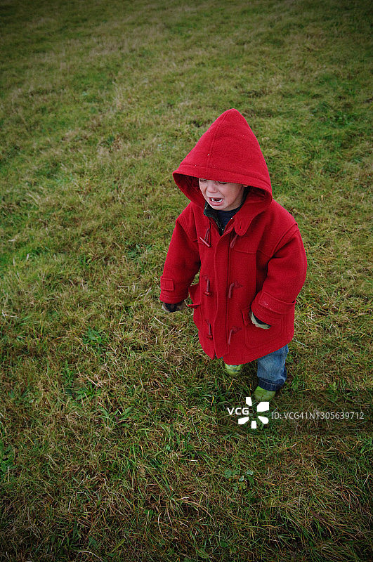 小男孩在乡村散步时哭泣图片素材