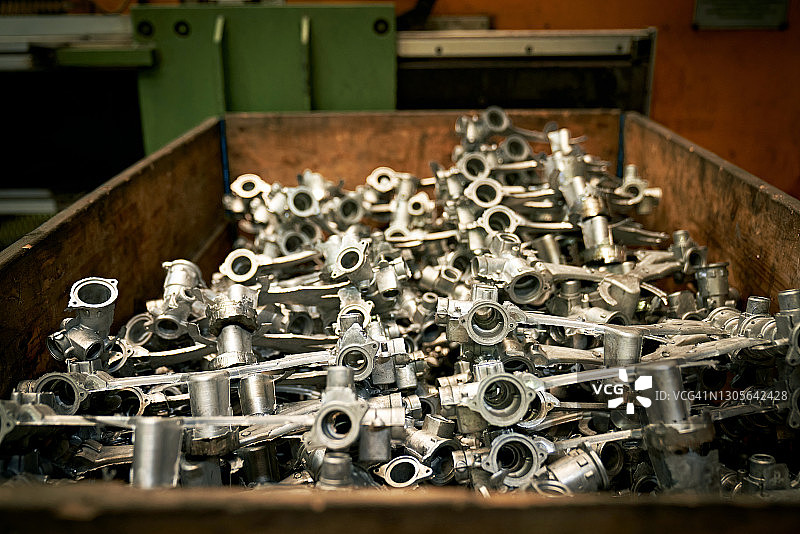 铸造厂料箱中的金属铸件堆图片素材
