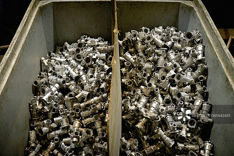 铸造厂箱中的金属铸件图片素材