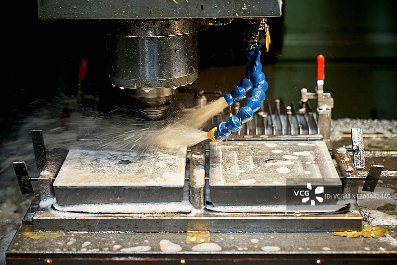 金属铸造厂的水冷钻床图片素材