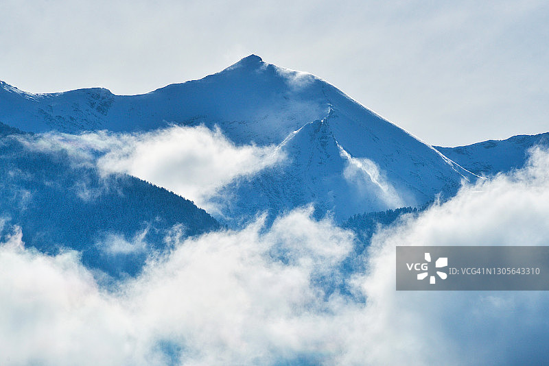 云雾环绕的壮丽山峰图片素材