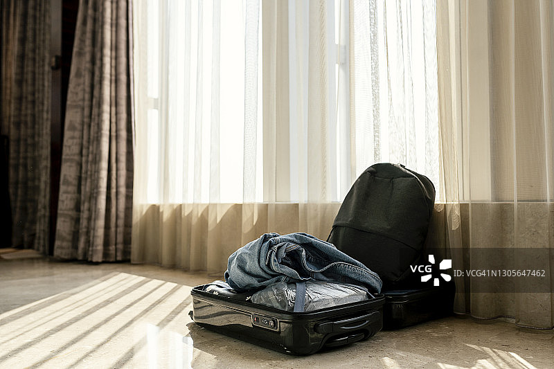 门口的行李箱图片素材