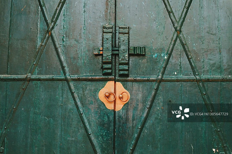 老旧大门特写图片素材