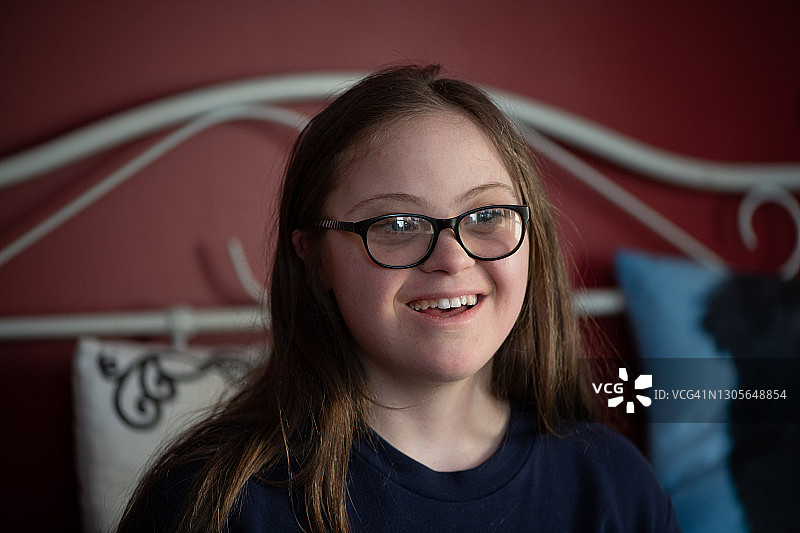 卧室里的少女肖像图片素材