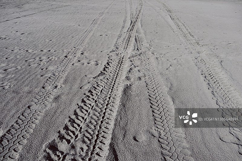 空旷沙滩上的轮胎痕迹图片素材