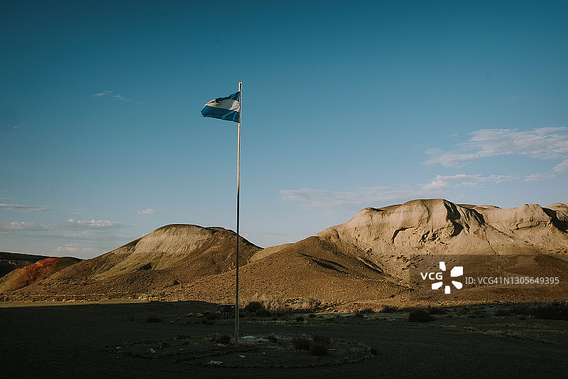 旗杆上的阿根廷国旗与巴塔哥尼亚高原图片素材