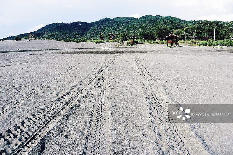 空旷沙滩上的轮胎痕迹图片素材