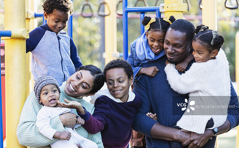 有五个孩子的多种族家庭在操场上图片素材