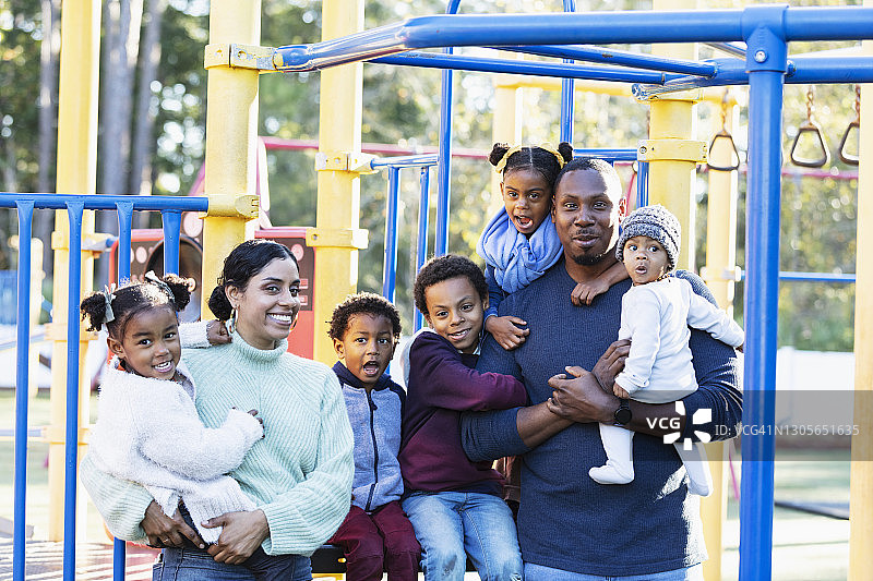 有五个孩子的多种族家庭在操场上图片素材