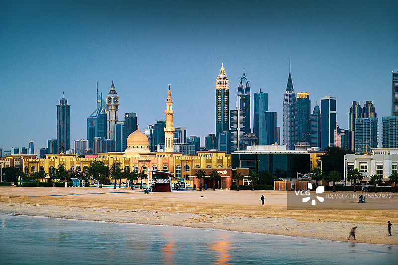 迪拜地标天际线及朱美拉海滩（黄昏）图片素材