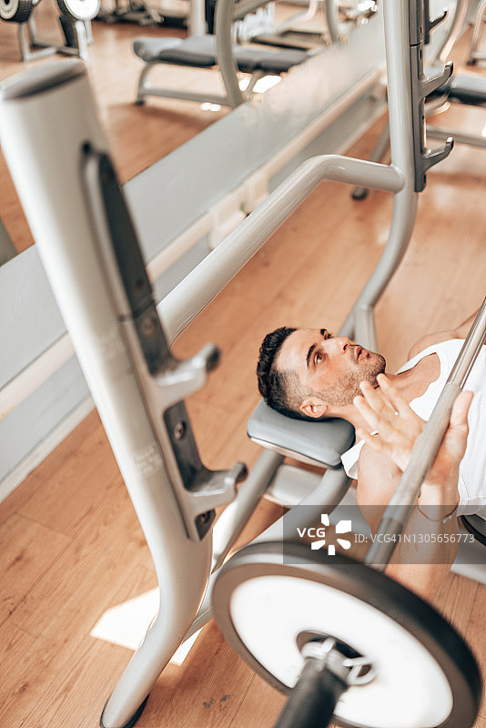 男人在卧推图片素材