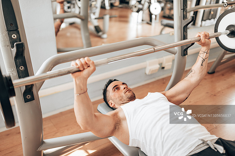 男人在卧推图片素材