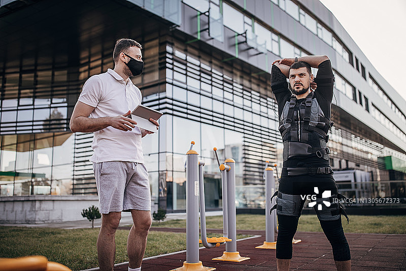 男人在户外穿着电脉冲肌肉刺激服锻炼图片素材