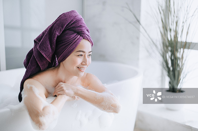 在浴缸里放松的亚洲美丽女性图片素材