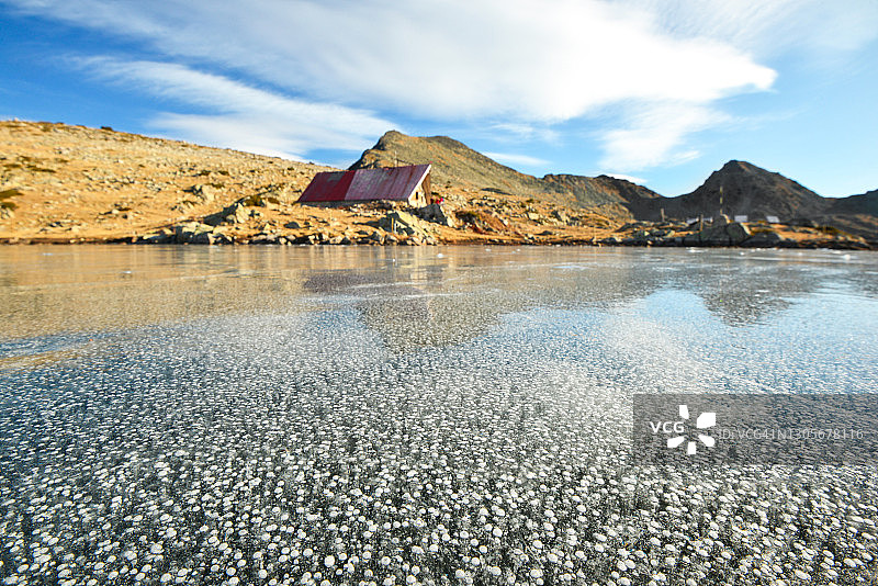 在冰冻的高山湖泊旁的晴朗的一天图片素材
