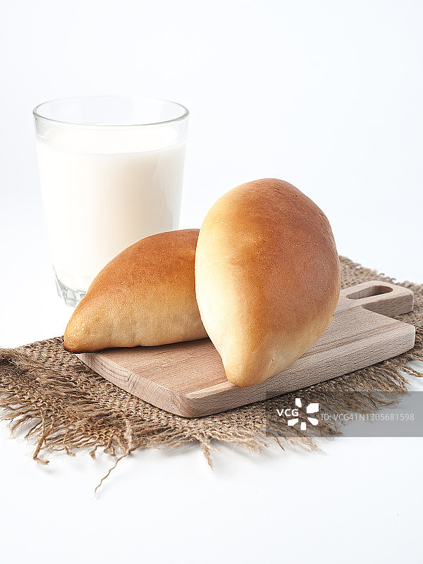 俄式馅饼美食摄影，木制砧板图片素材