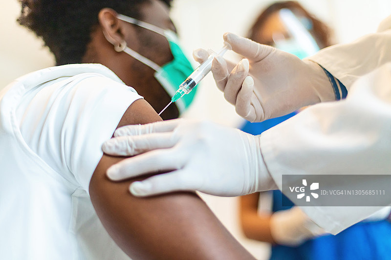 医疗专业人员为患者注射新冠疫苗流感疫苗系列照片图片素材