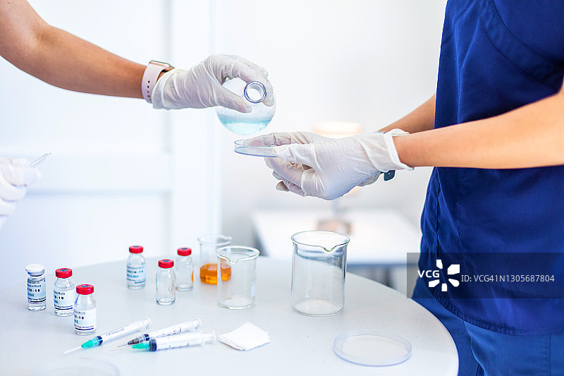 两位千禧一代女性医学科研人员记录实验结果图片素材