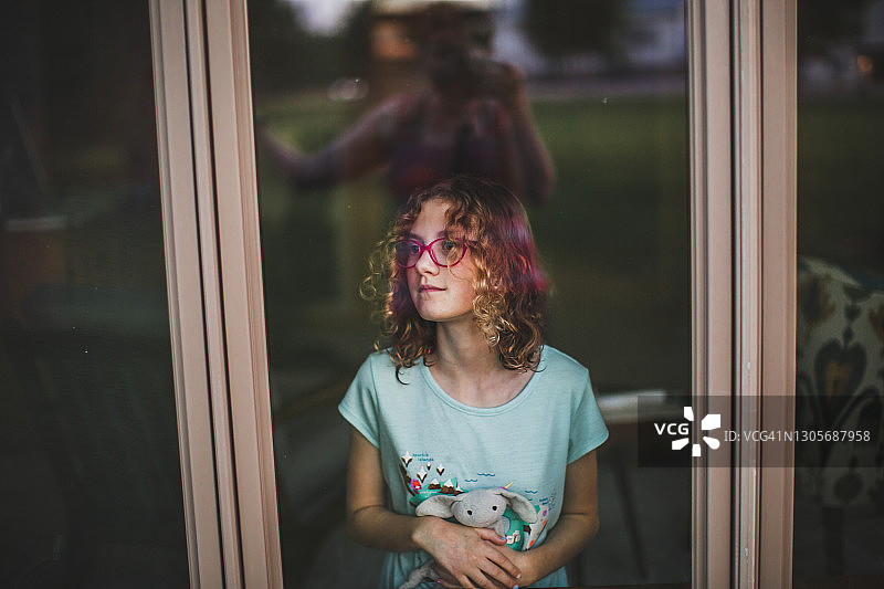 窗边的女孩图片素材