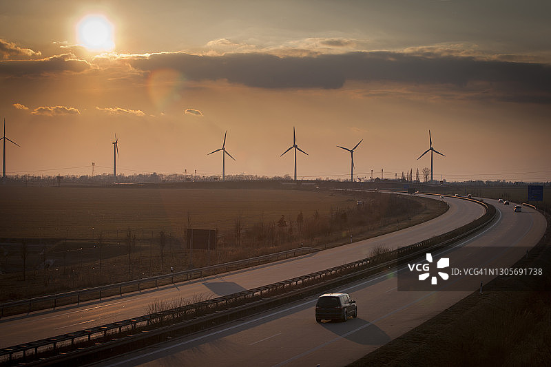 德国萨克森州日落高速公路风力涡轮机图片素材