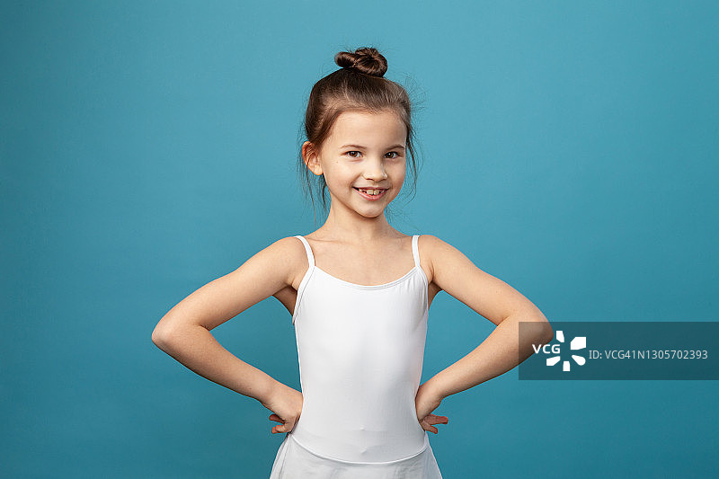 8岁女孩的影棚肖像特写图片素材