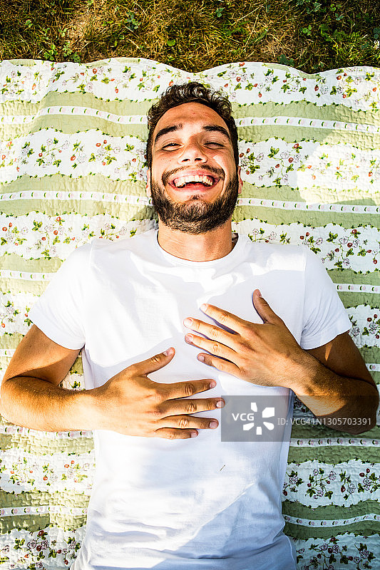 躺在草地上的年轻男人图片素材