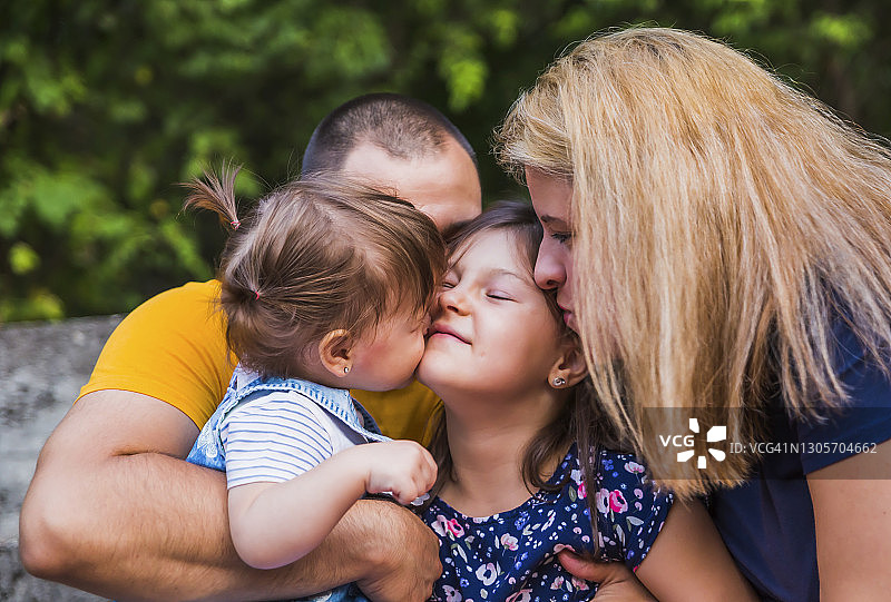 幸福家庭拥抱图片素材