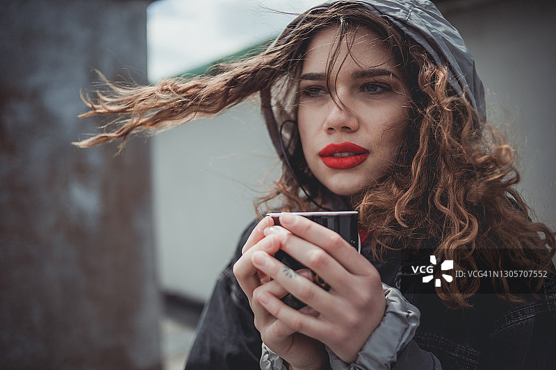 在屋顶上享受自由的女孩图片素材