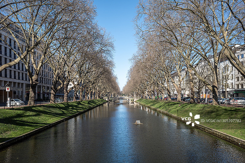 秋季，在国王大道运河上的户外远眺景观，国王大道是著名的豪华购物区图片素材